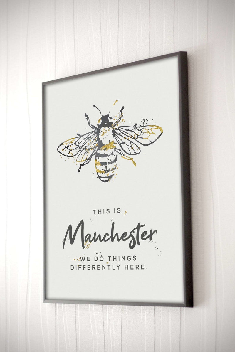 Grey Watercolour Manchester Bee Print Photo With 'We Do Things Differently' - HD Manchester